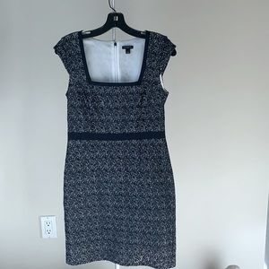 Ann Taylor size 2 fitted Navy/White Eyelet sheath